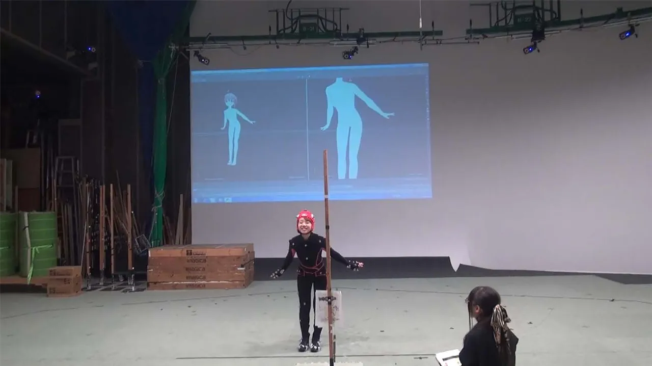 キャラモデルプレビューを背後のスクリーンに投影しながら収録する様子